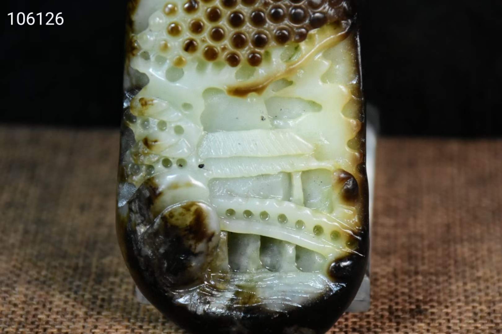 旧藏新疆和田玉籽料黑皮原石雕刻山水人物挂件，玉质细腻油润，雕刻精细，纯手工雕刻，深浮雕工艺，品相完美如图