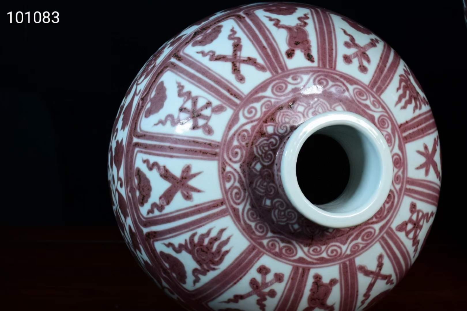 大明宣德年制釉里红花卉梅瓶一对，器型规整精致，釉水肥厚，发色纯正