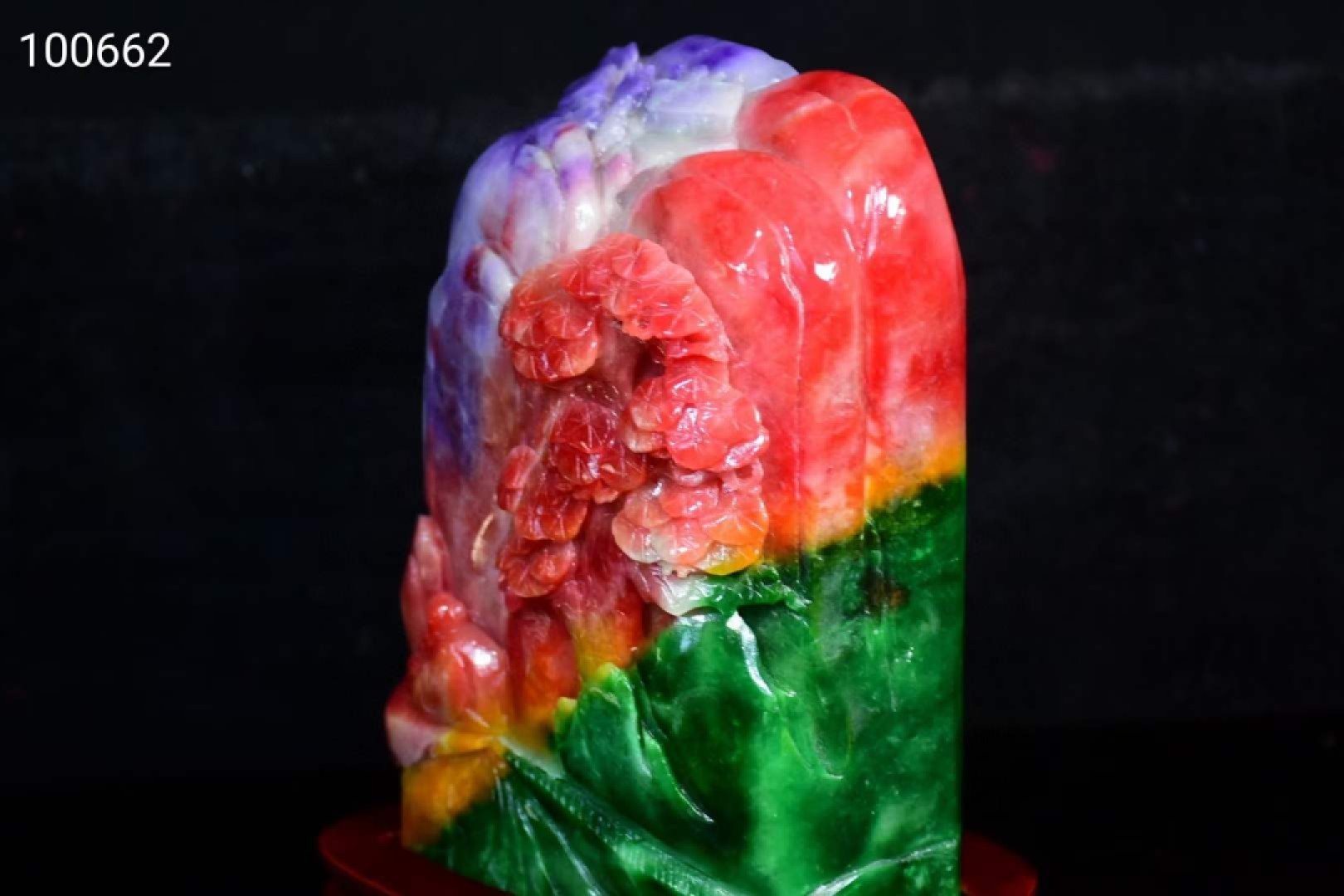 冰种四彩翡翠雕刻山水人物摆件，翠质冰透，雕刻精美，纯手工雕刻，是一整块翡翠原石雕刻而成，品相如图 冰种四彩翡翠雕刻山水人物摆件，翠质冰透，雕刻精美，纯手工雕刻，是一整块翡翠原石雕刻而成，品相如图