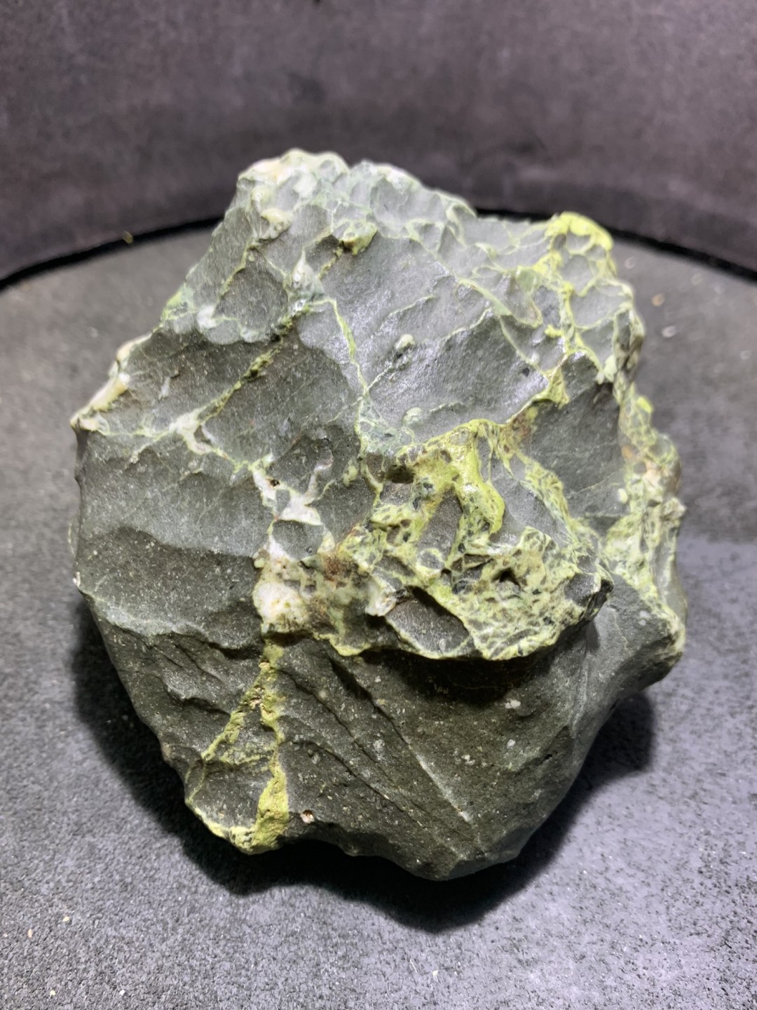 精美戈壁绿风凌石原石摆件.（把件）一块，