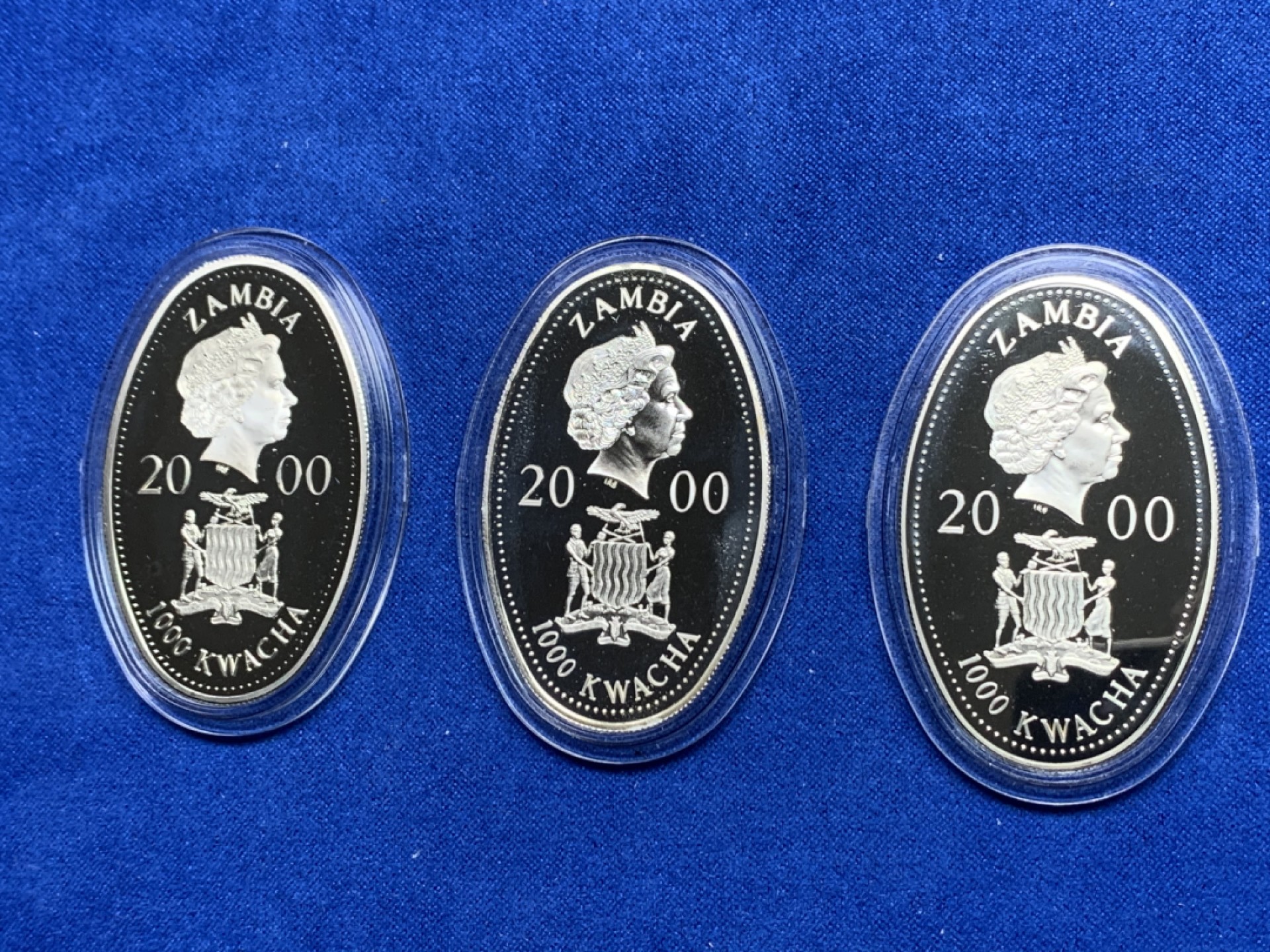 《竞宝斋》第151场-周日，周一，周四 3场 (全场包邮) 原盒 赞比亚2000年 女王母亲三枚套 椭圆形 1000K 镍币 非常漂亮 少见品种