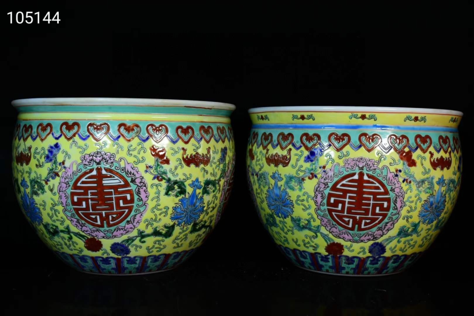 旧藏大清乾隆年制珐琅彩寿字卷缸一对 旧藏大清乾隆年制珐琅彩寿字卷缸一对