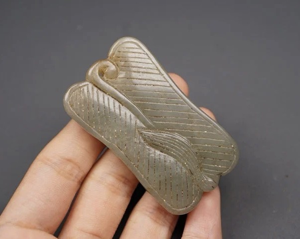 ｜冷门出品｜精选专拍·第贰拾捌场· 明清工 和田玉 芭蕉扇形蝙蝠牌挂件