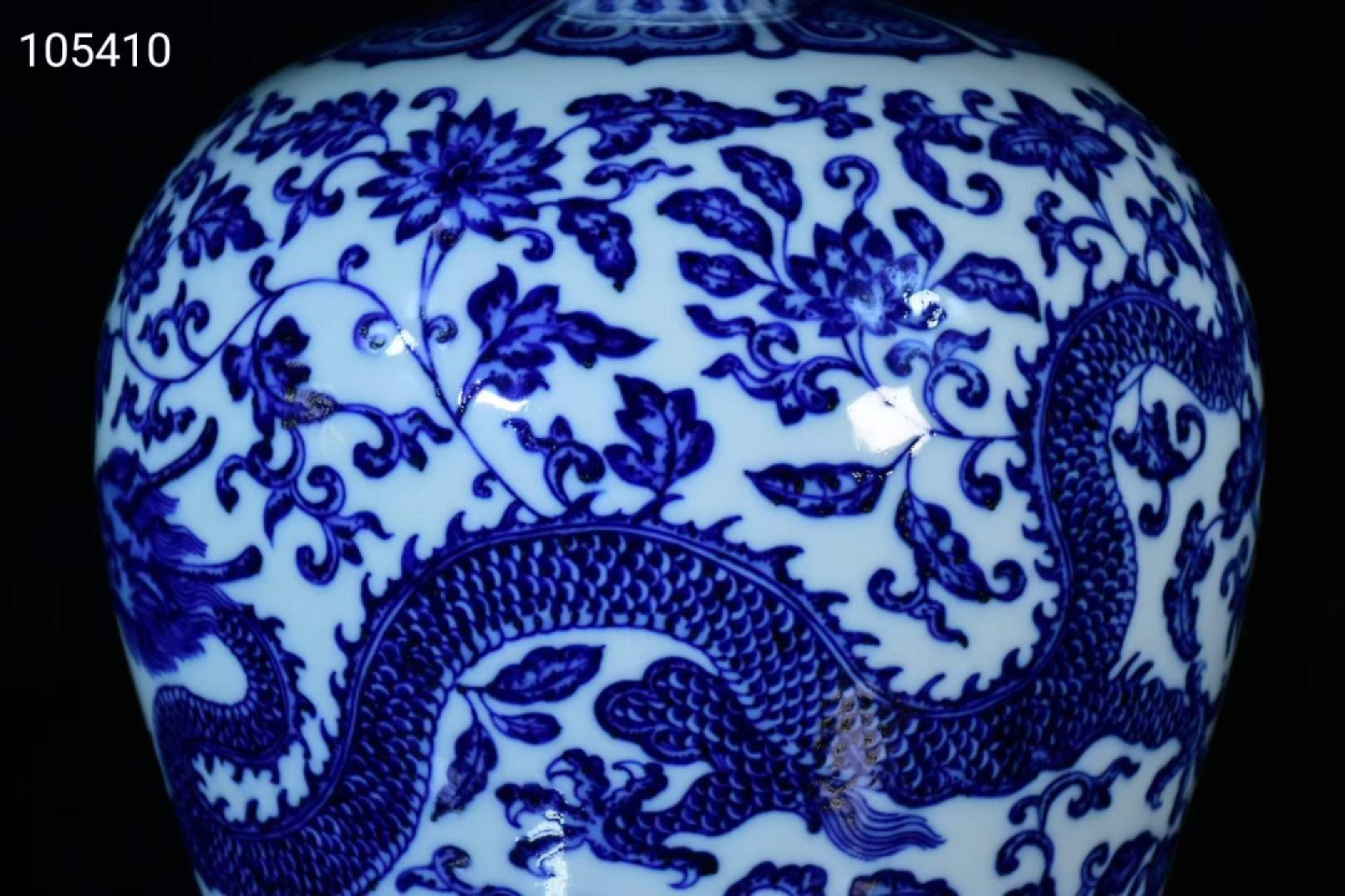 旧藏大清乾隆年制青花龙纹梅瓶，器型规整精致，青花发色深沉纯正，纯手绘画工，品相完美如图 旧藏大清乾隆年制青花龙纹梅瓶，器型规整精致，青花发色深沉纯正，纯手绘画工，品相完美如图