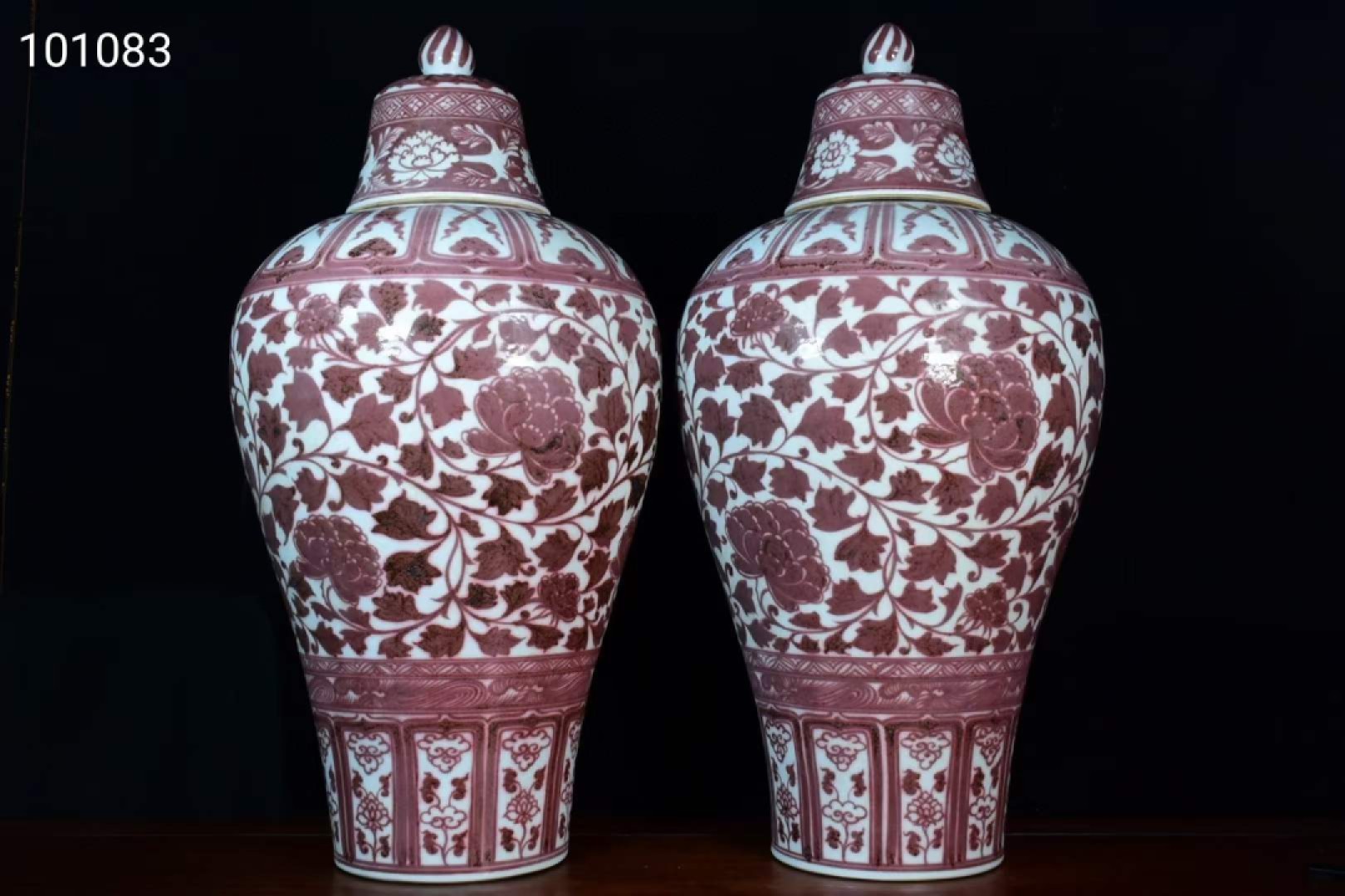 大明宣德年制釉里红花卉梅瓶一对，器型规整精致，釉水肥厚，发色纯正