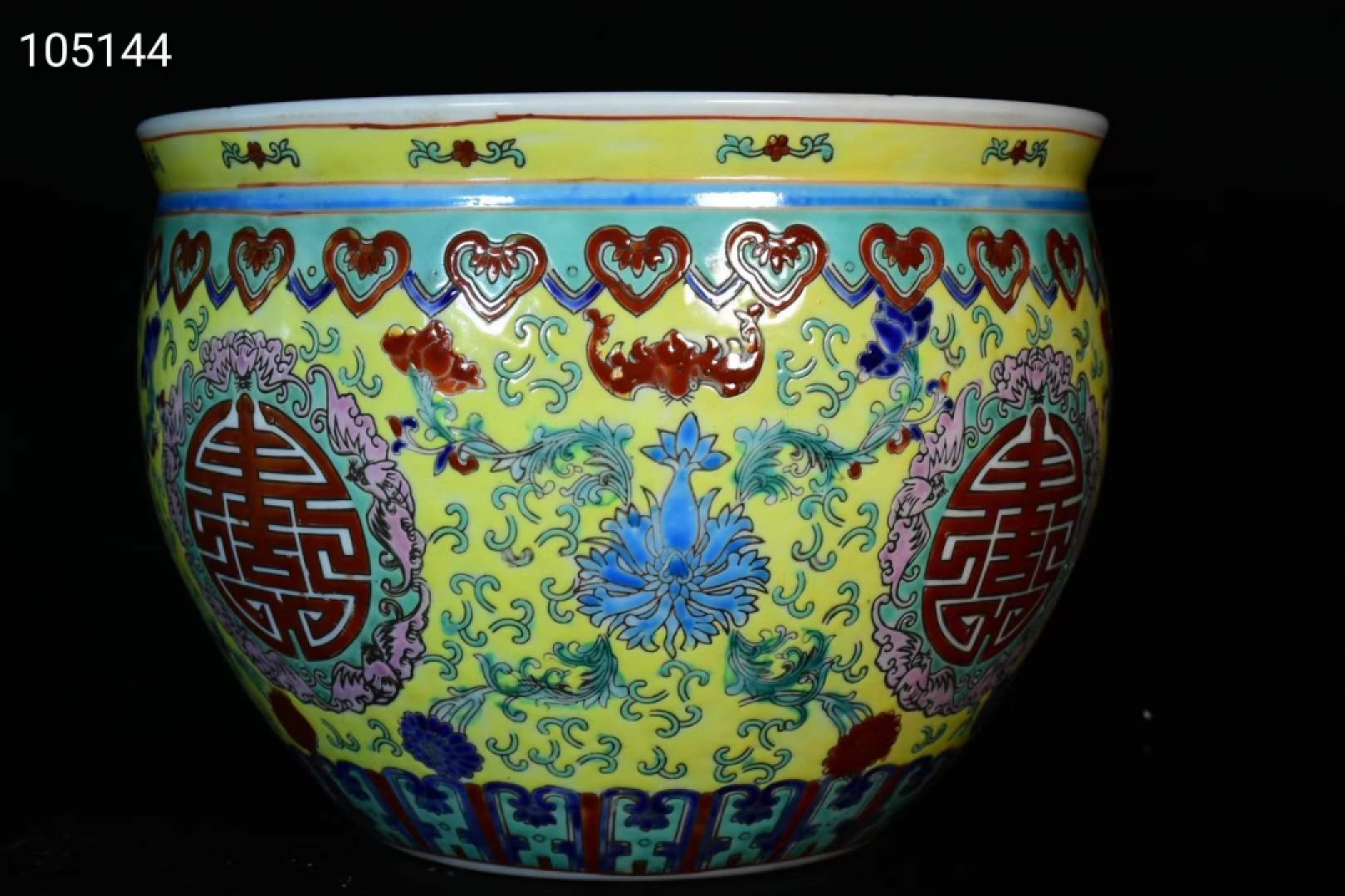 旧藏大清乾隆年制珐琅彩寿字卷缸一对 旧藏大清乾隆年制珐琅彩寿字卷缸一对