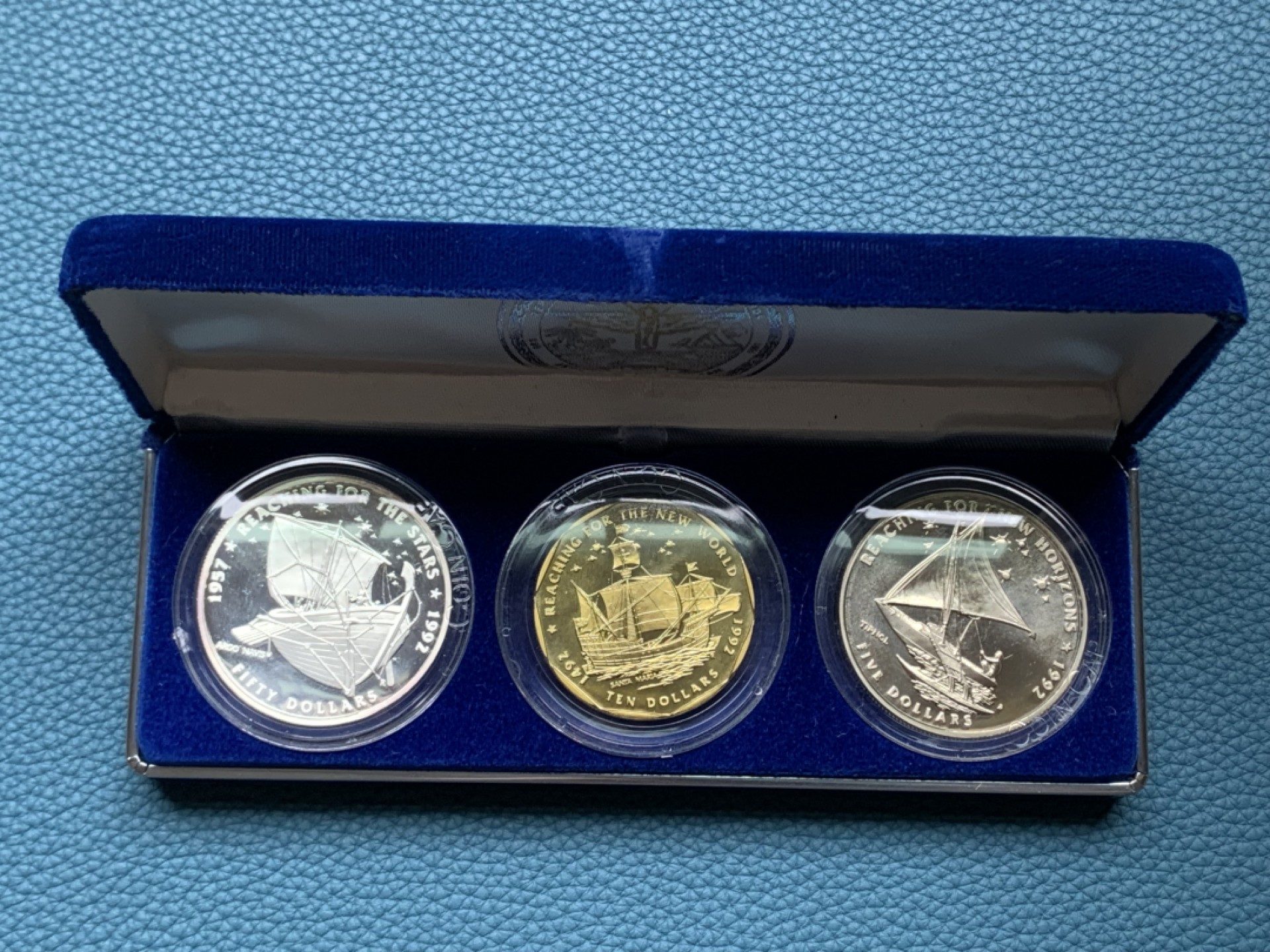 《竞宝斋》第151场-周日，周一，周四 3场 (全场包邮) 原盒 马绍尔群岛1992年 5元镍币/10元铜币/50元是一盎司尺寸的银币 非常稀少