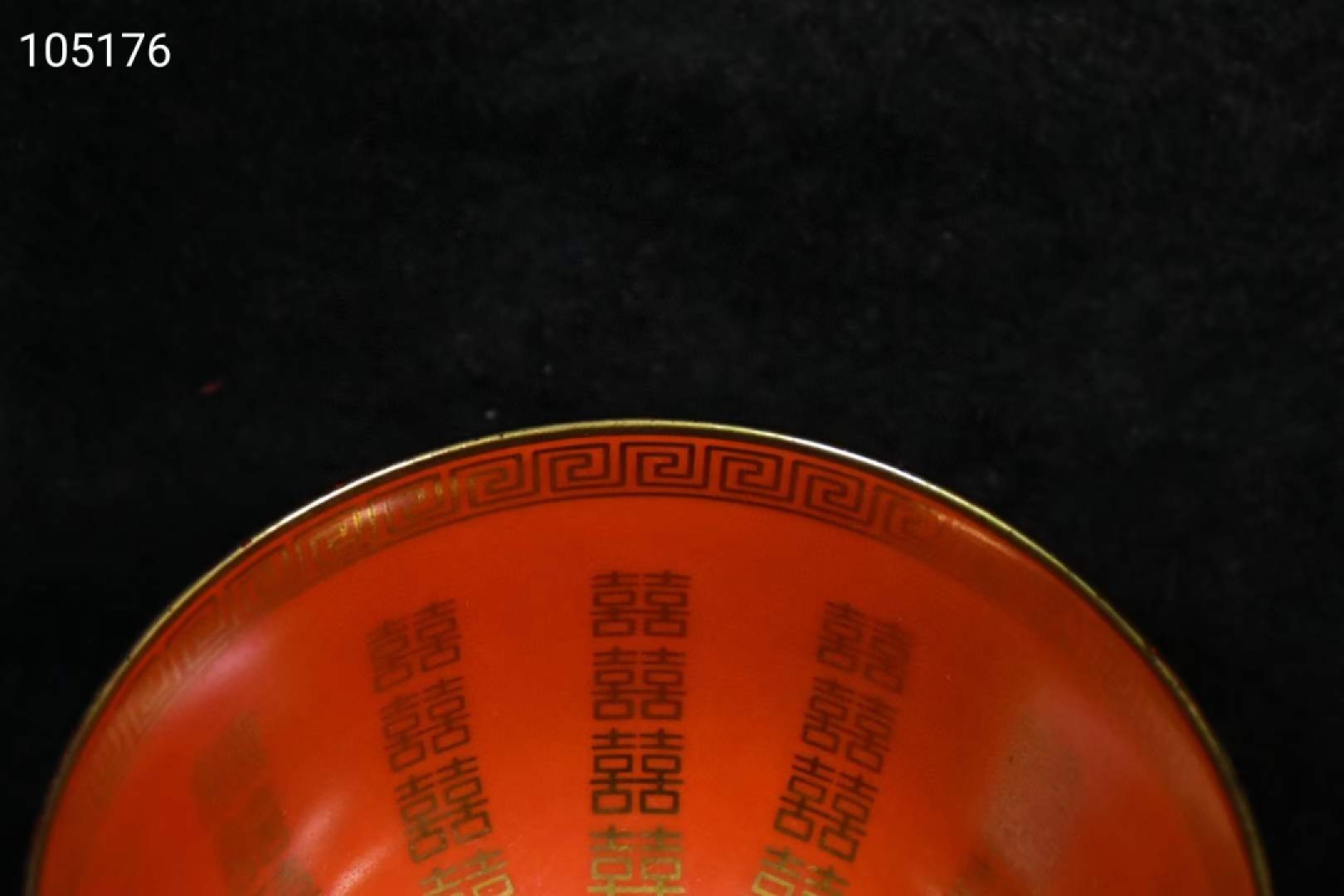 旧藏回流珊瑚釉喜字描金碗一对，燕喜同和”是取自国宝，帝后大婚瓷器的款识、是典型的大清同治时期的官窑瓷器、燕喜意为喜庆之宴会，宴印喜乐，同和意为吉祥和谐意喻都特别好。釉水肥厚，发色纯正、品相完美 旧藏回流珊瑚釉喜字描金碗一对，燕喜同和”是取自国宝，帝后大婚瓷器的款识、是典型的大清同治时期的官窑瓷器、燕喜意为喜庆之宴会，宴印喜乐，同和意为吉祥和谐意喻都特别好。釉水肥厚，发色纯正、品相完美