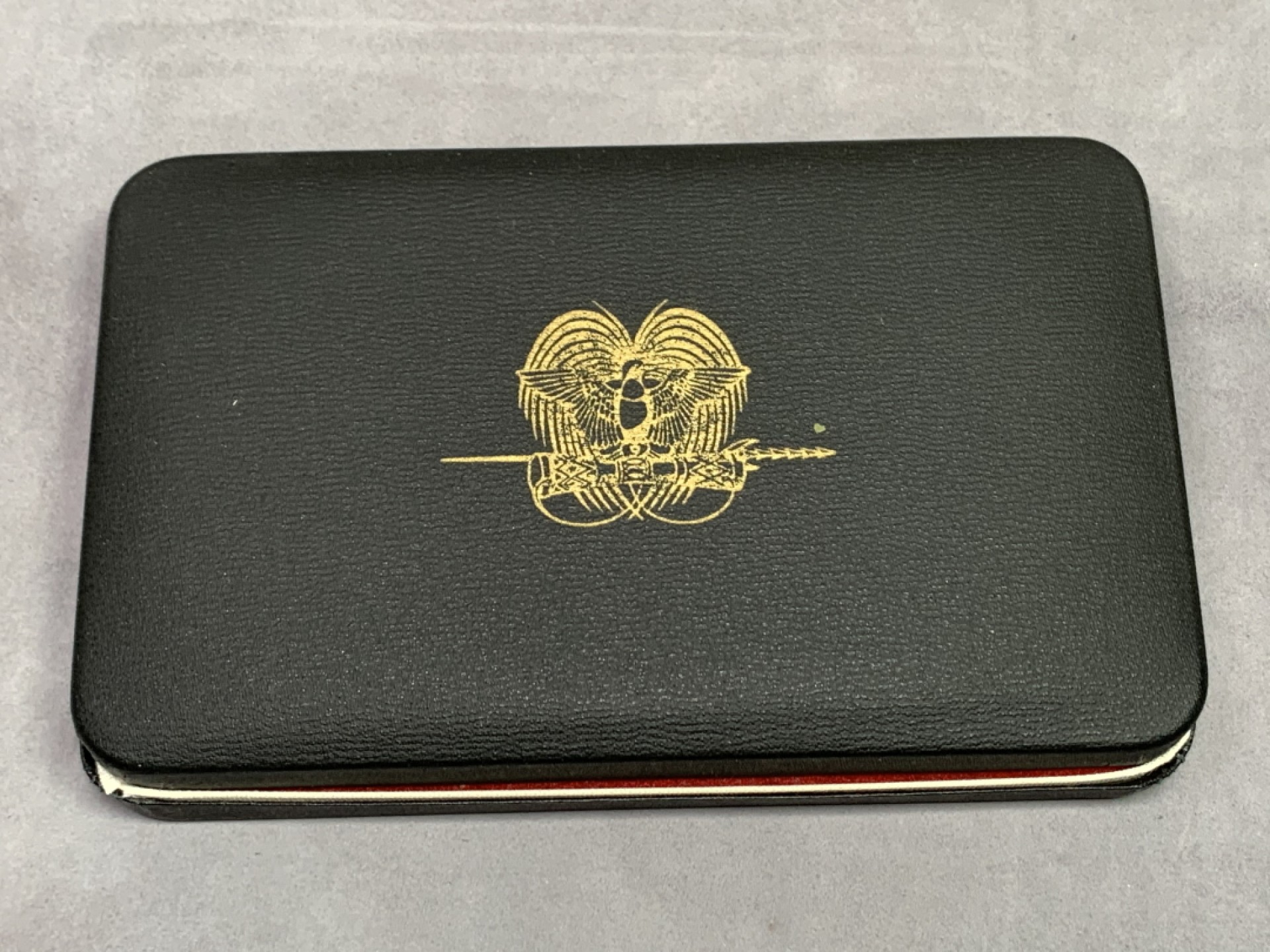 《竞宝斋》第151场-周日，周一，周四 3场 (全场包邮) 原盒 巴布亚新几内亚 1975年 八枚套 其中5和10元是大银币