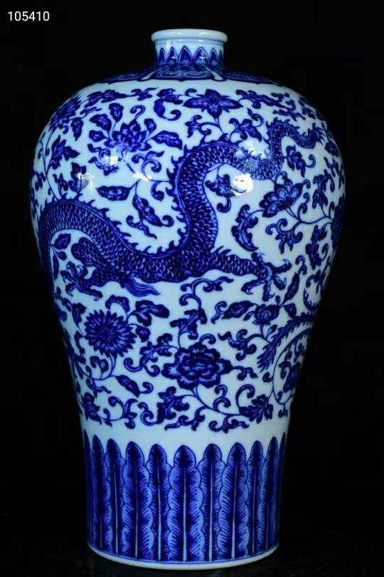旧藏大清乾隆年制青花龙纹梅瓶，器型规整精致，青花发色深沉纯正，纯手绘画工，品相完美如图 旧藏大清乾隆年制青花龙纹梅瓶，器型规整精致，青花发色深沉纯正，纯手绘画工，品相完美如图