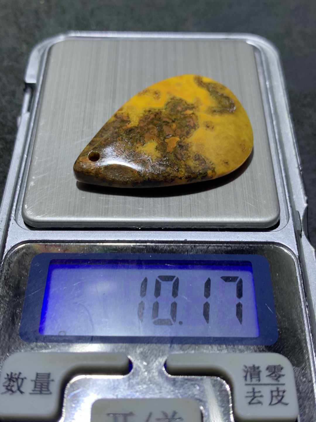 战国红玛瑙黄金草花纹通货吊坠一个，