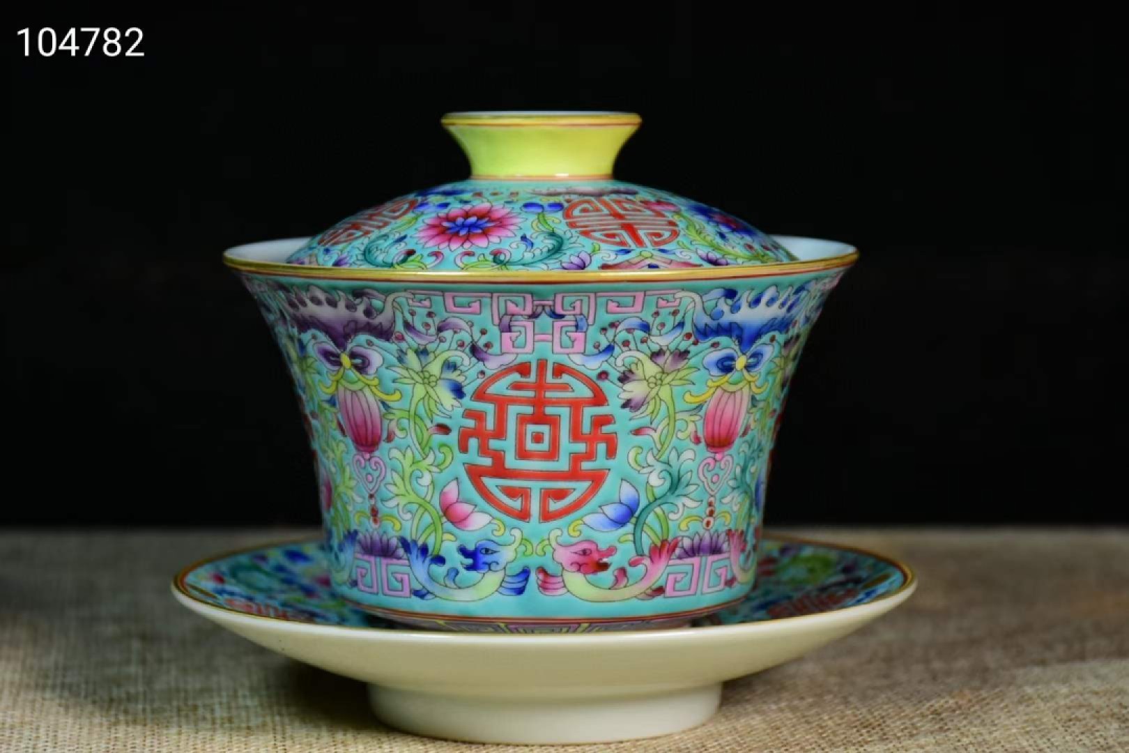 旧藏大清乾隆年制珐琅彩花卉茶杯一对，器型规整精致，发色纯正，纯手 