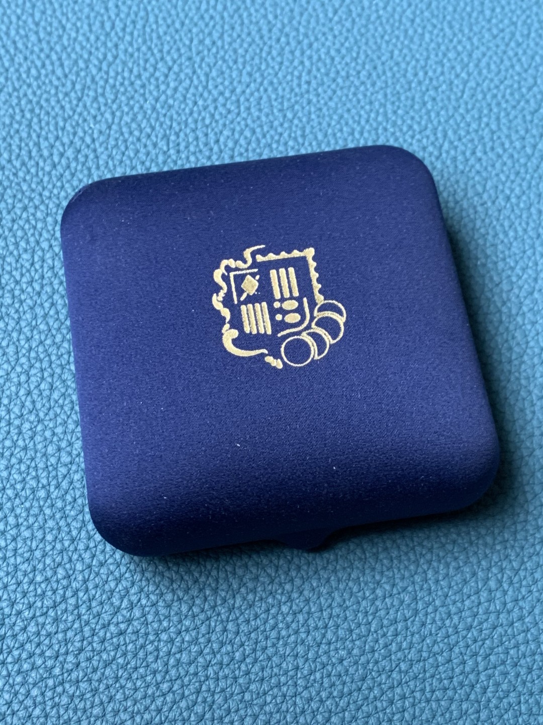 《竞宝斋》第151场-周日，周一，周四 3场 (全场包邮) 原盒 安道尔1997年 坐人20第纳尔银币 含金1克，银25克 发行量只有5000枚 非常稀少