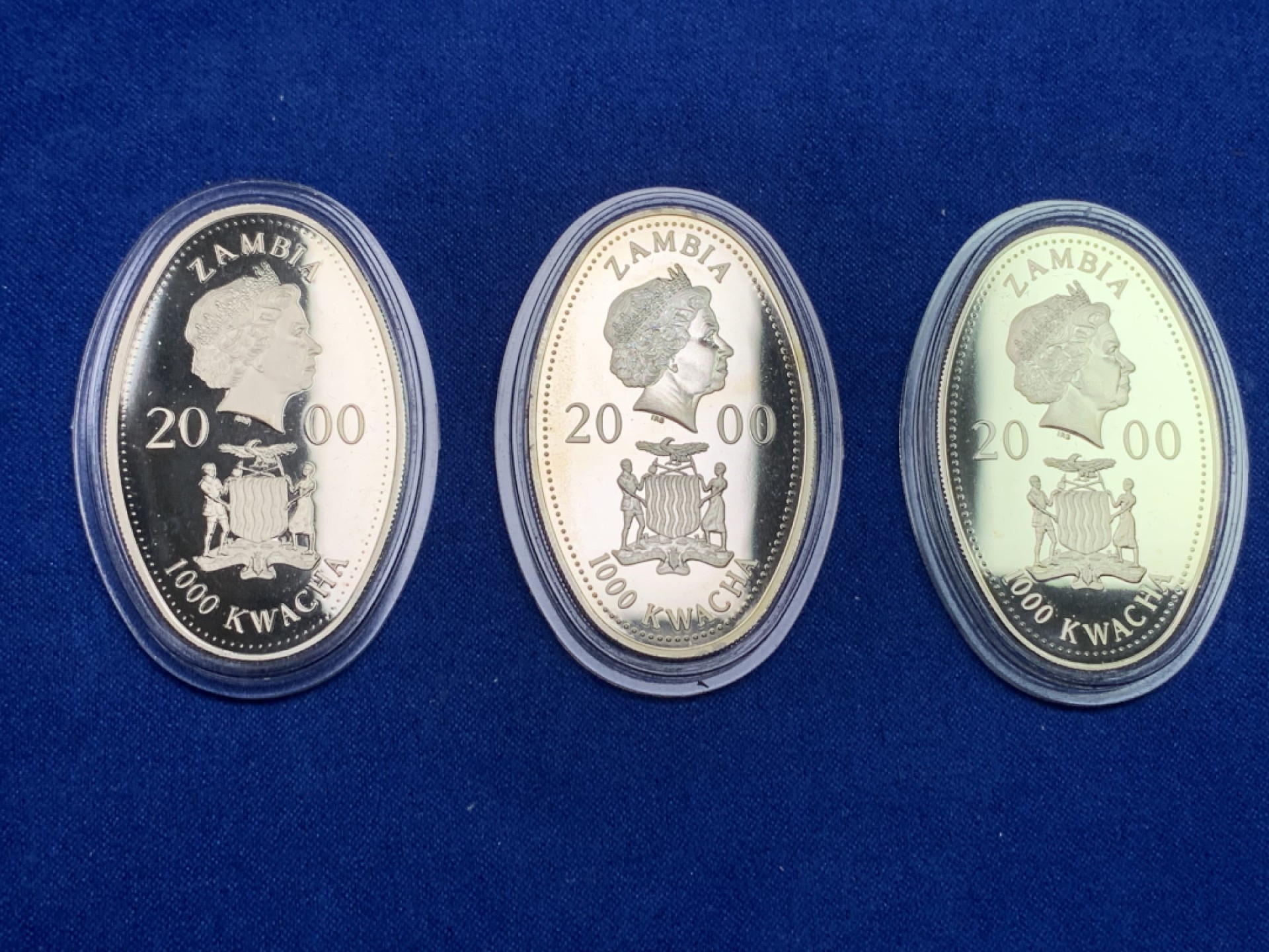 《竞宝斋》第151场-周日，周一，周四 3场 (全场包邮) 原盒 赞比亚2000年 女王母亲三枚套 椭圆形 1000K 镍币 非常漂亮 少见品种