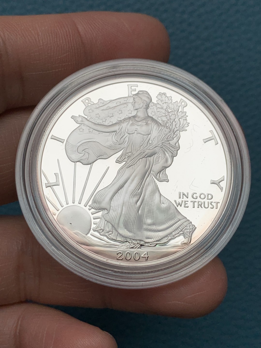 《竞宝斋》第151场-周日，周一，周四 3场 (全场包邮) 原盒 美国2004年 行走女神1盎司大银币 精制版 这个比普通的罕见太多了 价格也相差两三倍