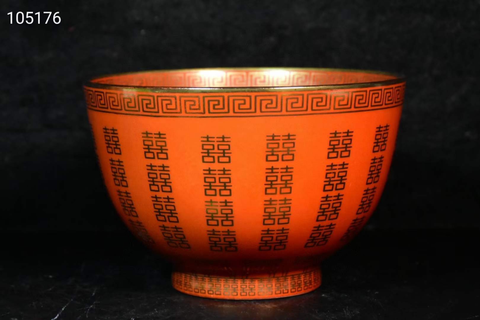 旧藏回流珊瑚釉喜字描金碗一对，燕喜同和”是取自国宝，帝后大婚瓷器的款识、是典型的大清同治时期的官窑瓷器、燕喜意为喜庆之宴会，宴印喜乐，同和意为吉祥和谐意喻都特别好。釉水肥厚，发色纯正、品相完美 旧藏回流珊瑚釉喜字描金碗一对，燕喜同和”是取自国宝，帝后大婚瓷器的款识、是典型的大清同治时期的官窑瓷器、燕喜意为喜庆之宴会，宴印喜乐，同和意为吉祥和谐意喻都特别好。釉水肥厚，发色纯正、品相完美