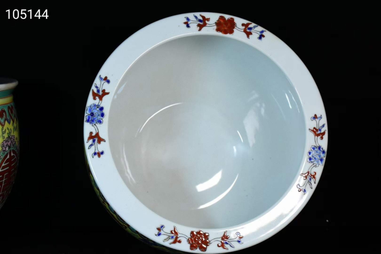 旧藏大清乾隆年制珐琅彩寿字卷缸一对 旧藏大清乾隆年制珐琅彩寿字卷缸一对