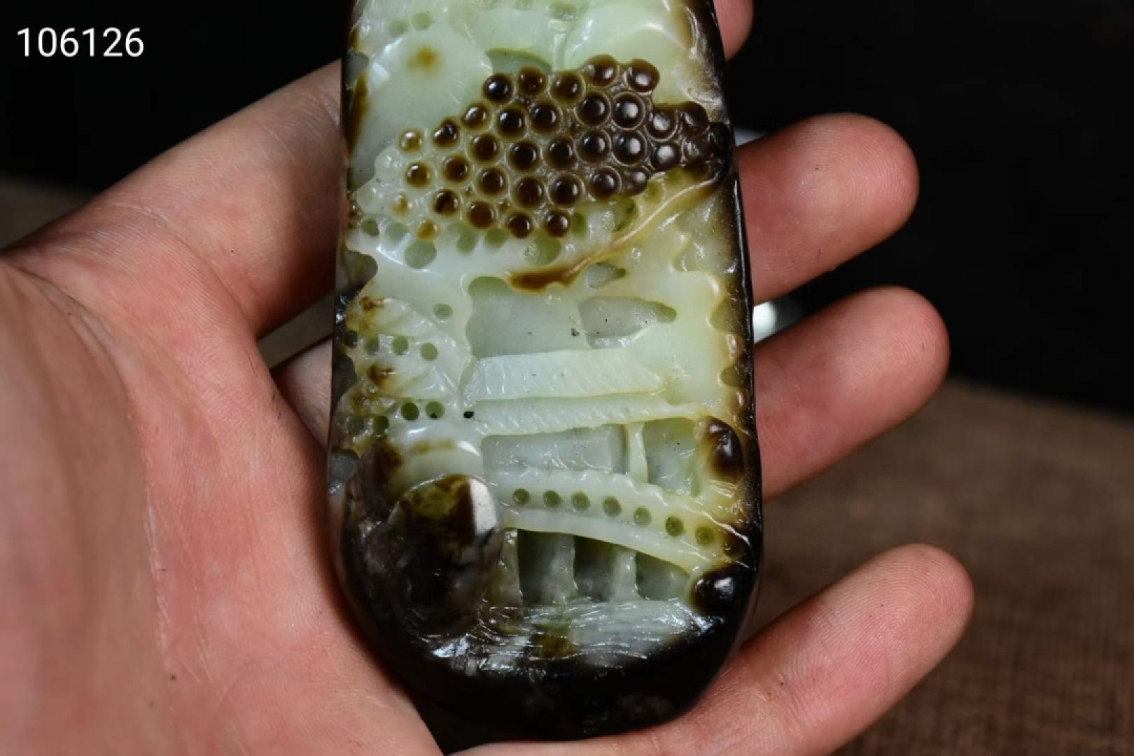 旧藏新疆和田玉籽料黑皮原石雕刻山水人物挂件，玉质细腻油润，雕刻精细，纯手工雕刻，深浮雕工艺，品相完美如图