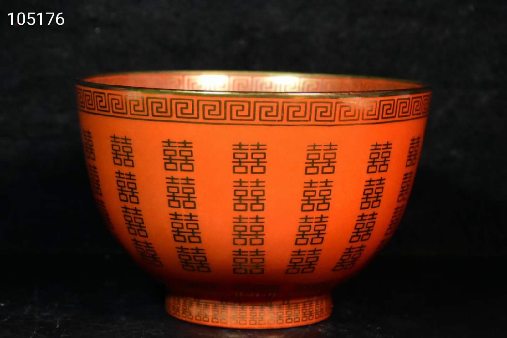 旧藏回流珊瑚釉喜字描金碗一对，燕喜同和”是取自国宝，帝后大婚瓷器的款识、是典型的大清同治时期的官窑瓷器、燕喜意为喜庆之宴会，宴印喜乐，同和意为吉祥和谐意喻都特别好。釉水肥厚，发色纯正、品相完美 旧藏回流珊瑚釉喜字描金碗一对，燕喜同和”是取自国宝，帝后大婚瓷器的款识、是典型的大清同治时期的官窑瓷器、燕喜意为喜庆之宴会，宴印喜乐，同和意为吉祥和谐意喻都特别好。釉水肥厚，发色纯正、品相完美