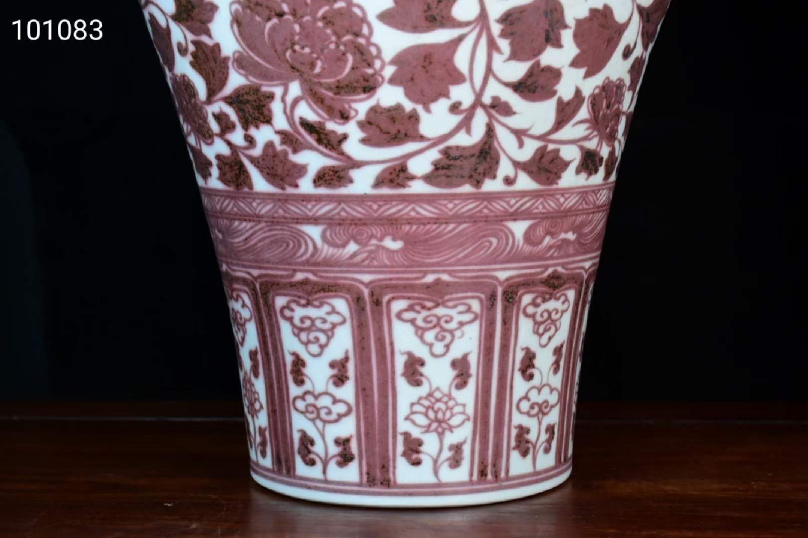 大明宣德年制釉里红花卉梅瓶一对，器型规整精致，釉水肥厚，发色纯正