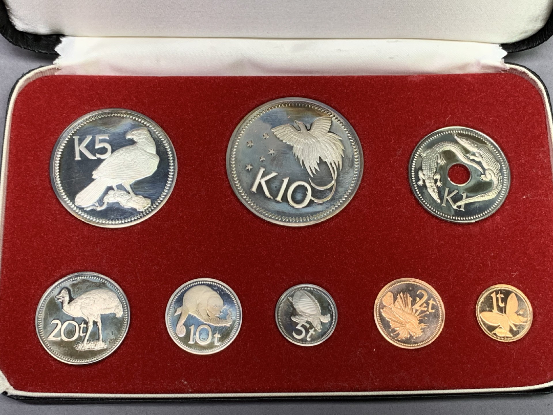 《竞宝斋》第151场-周日，周一，周四 3场 (全场包邮) 原盒 巴布亚新几内亚 1975年 八枚套 其中5和10元是大银币