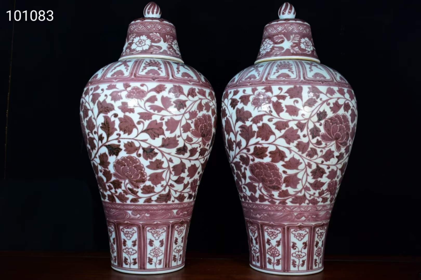 大明宣德年制釉里红花卉梅瓶一对，器型规整精致，釉水肥厚，发色纯正