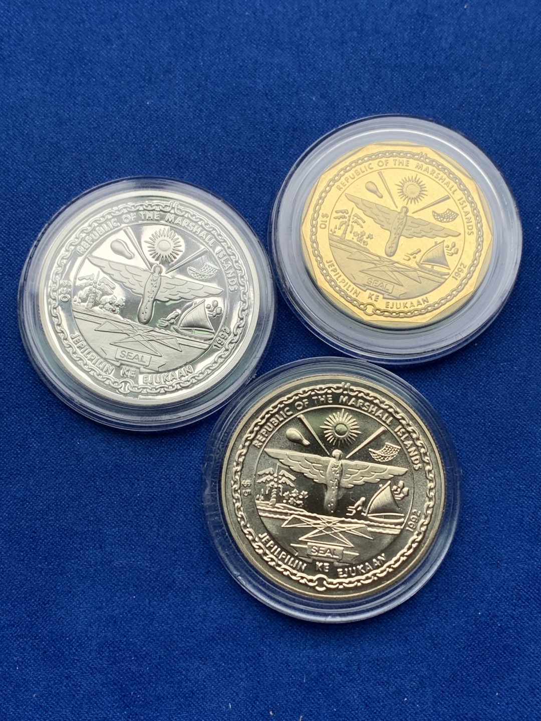 《竞宝斋》第151场-周日，周一，周四 3场 (全场包邮) 原盒 马绍尔群岛1992年 5元镍币/10元铜币/50元是一盎司尺寸的银币 非常稀少