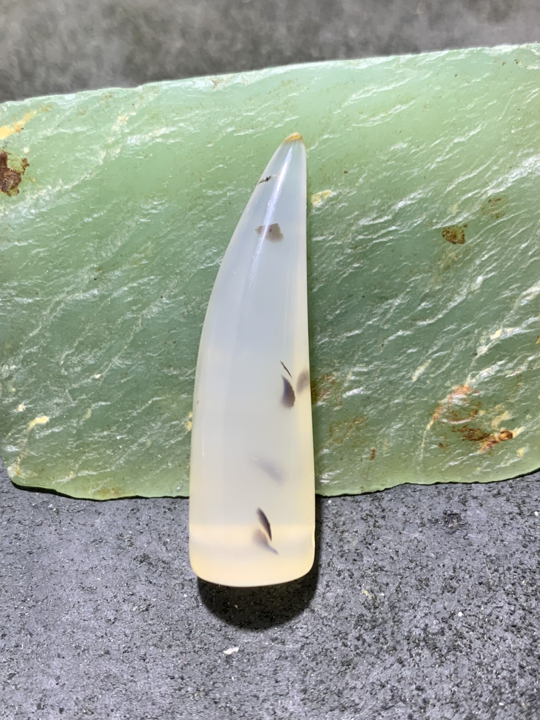 精美高玉化冰透草花纹海洋玉髓随形牙形吊坠一个！