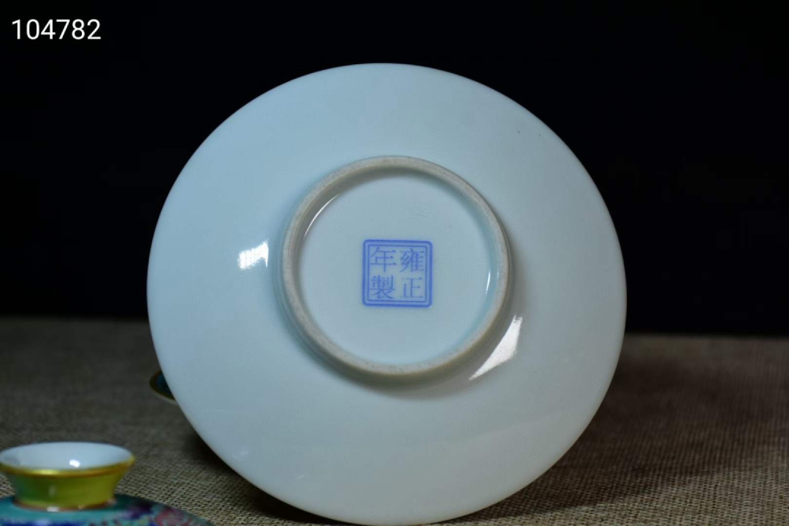 旧藏大清乾隆年制珐琅彩花卉茶杯一对，器型规整精致，发色纯正，纯手