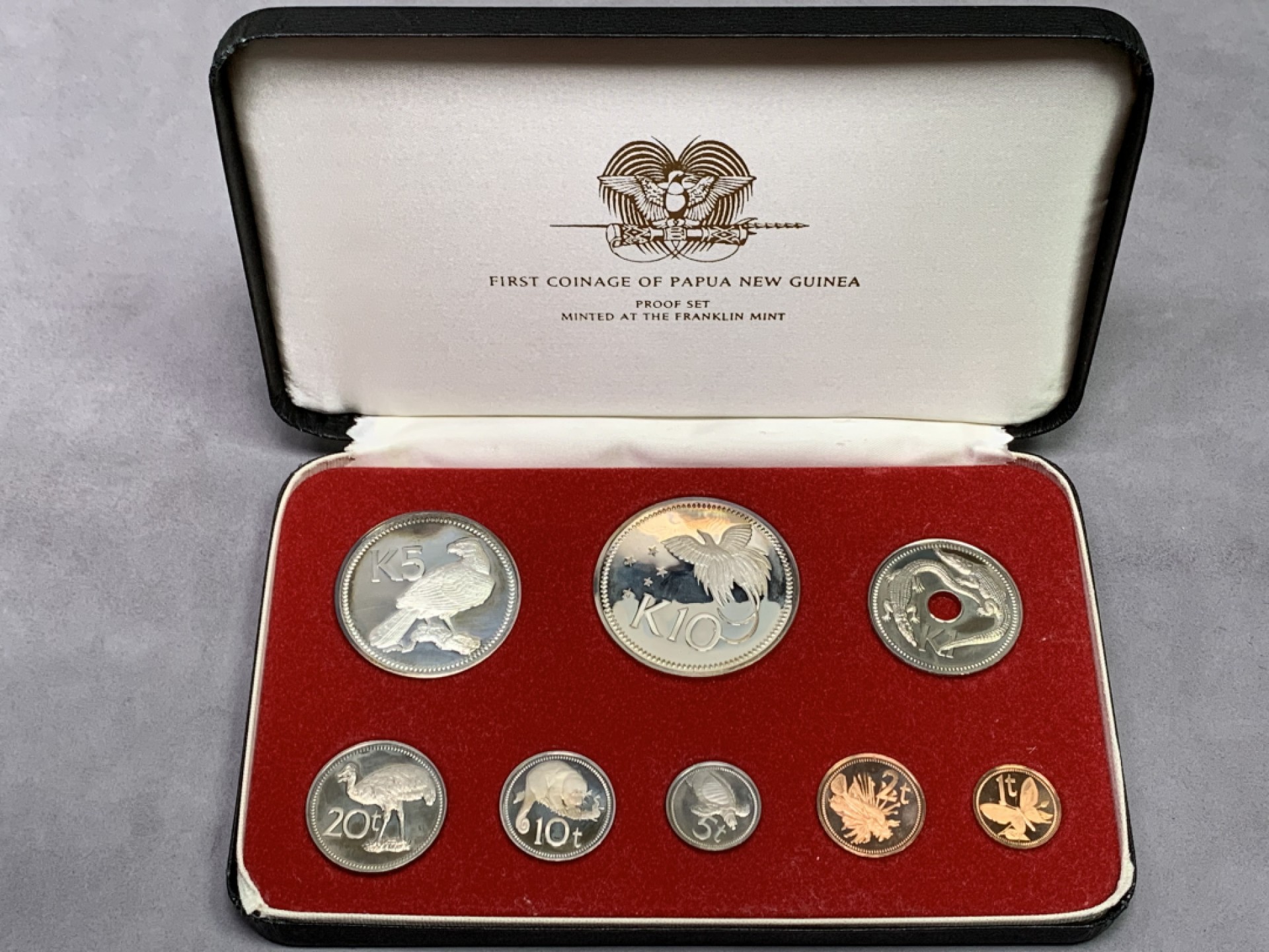 《竞宝斋》第151场-周日，周一，周四 3场 (全场包邮) 原盒 巴布亚新几内亚 1975年 八枚套 其中5和10元是大银币