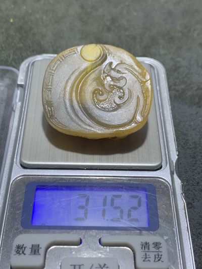 精美原皮蒙料战国红玛瑙高润度金沙料雕刻仿古龙吊坠一个 精美原皮蒙料战国红玛瑙高润度金沙料雕刻仿古龙吊坠一个