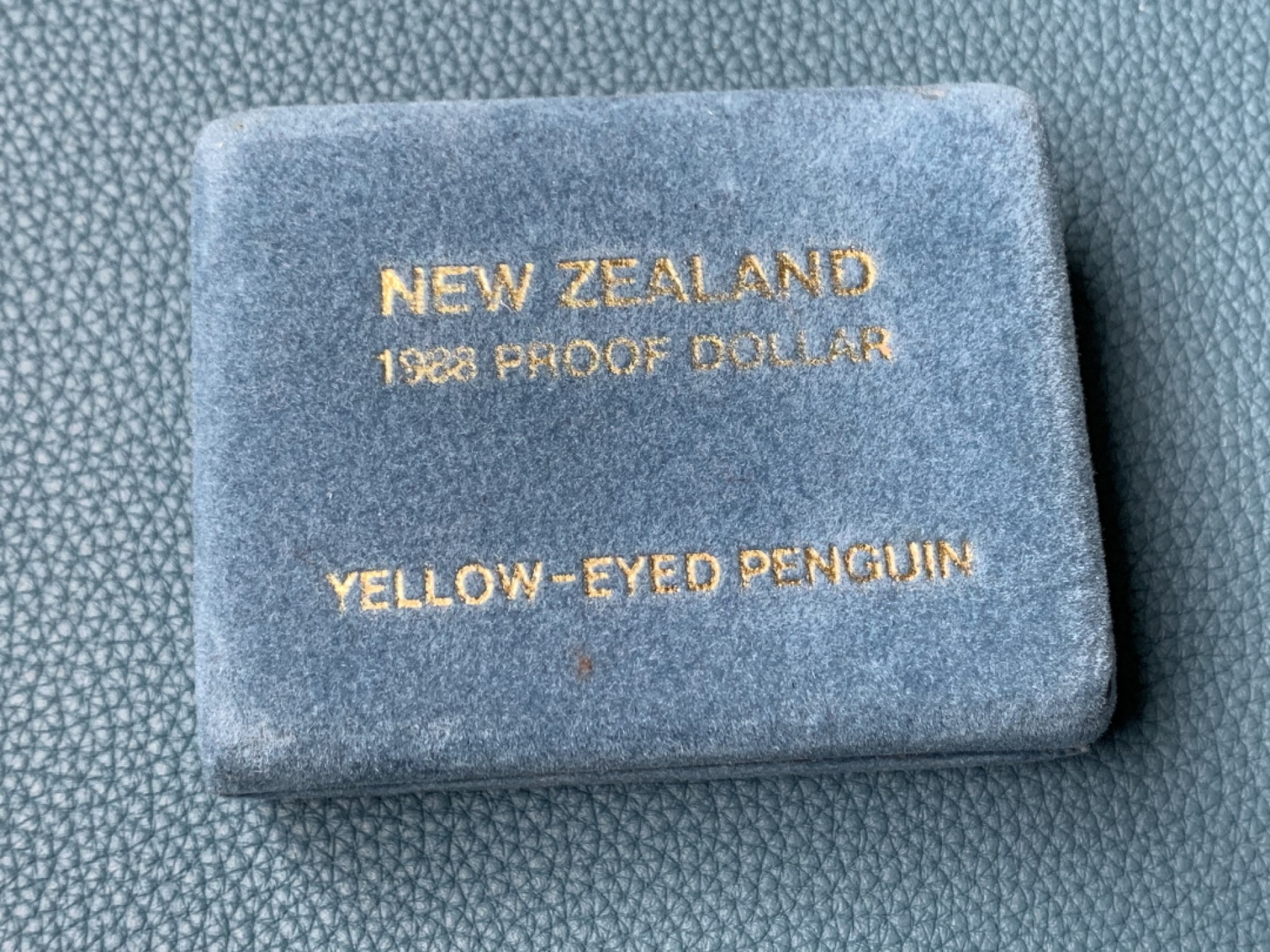 《竞宝斋》第151场-周日，周一，周四 3场 (全场包邮) 原盒 新西兰1988年 企鹅1元 精制大银币 27.216克 92.5%含银 发行量9500枚