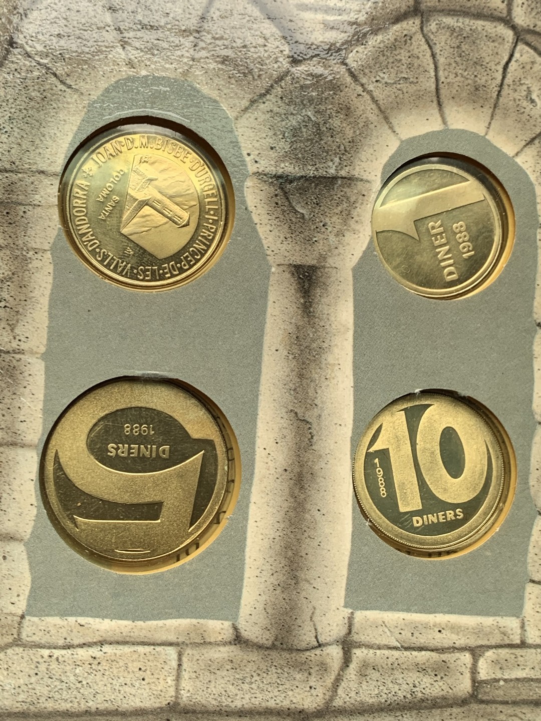 《竞宝斋》第151场-周日，周一，周四 3场 (全场包邮) 卡装 安道尔1988年 1/2/5/10第纳尔 四枚套硬币 其中最大枚是银币 8克 90%银 发行量只有一万套