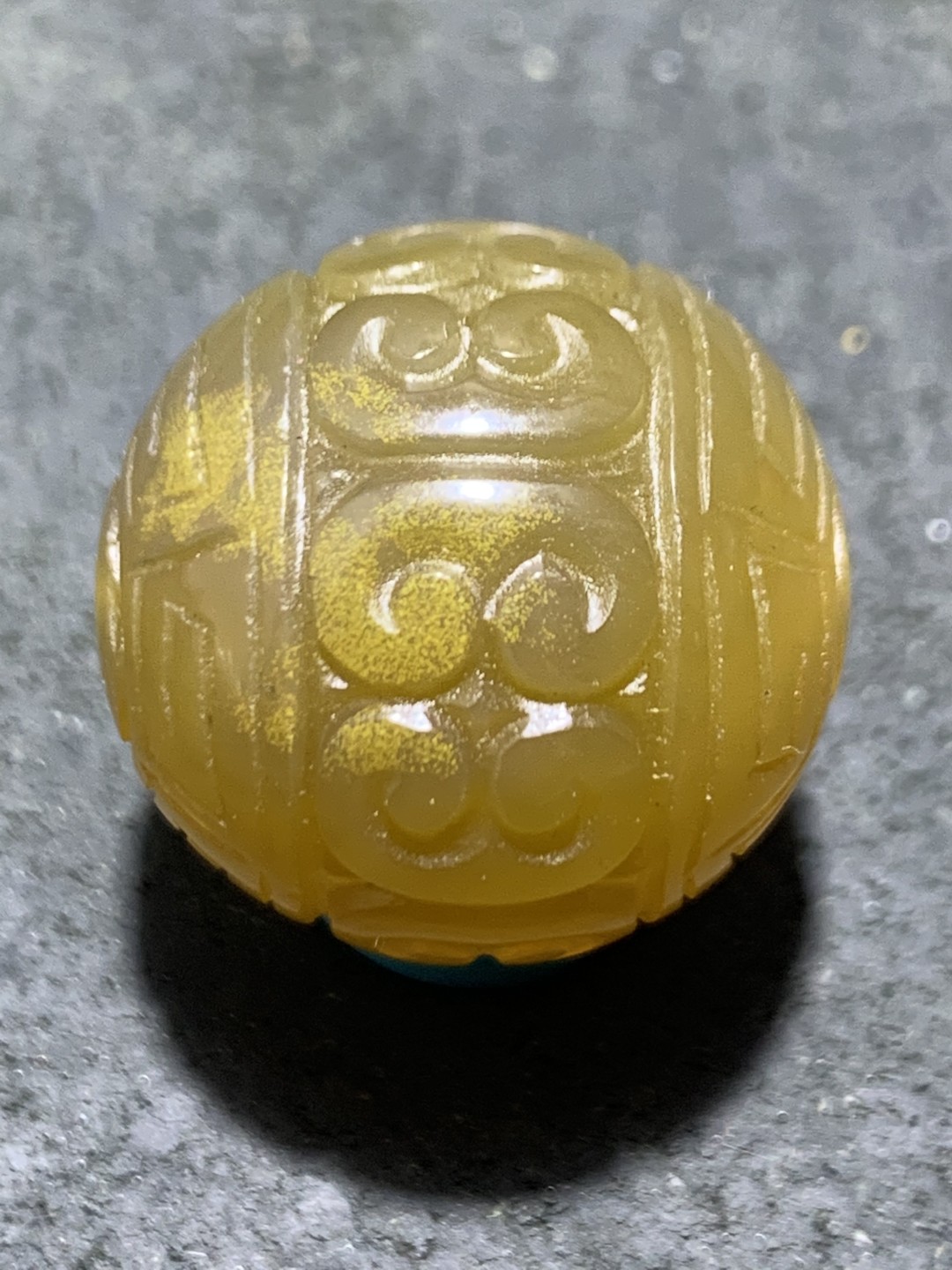 精美高润度冻料飘金沙蒙料战国红雕刻2.1回纹珠子一颗，