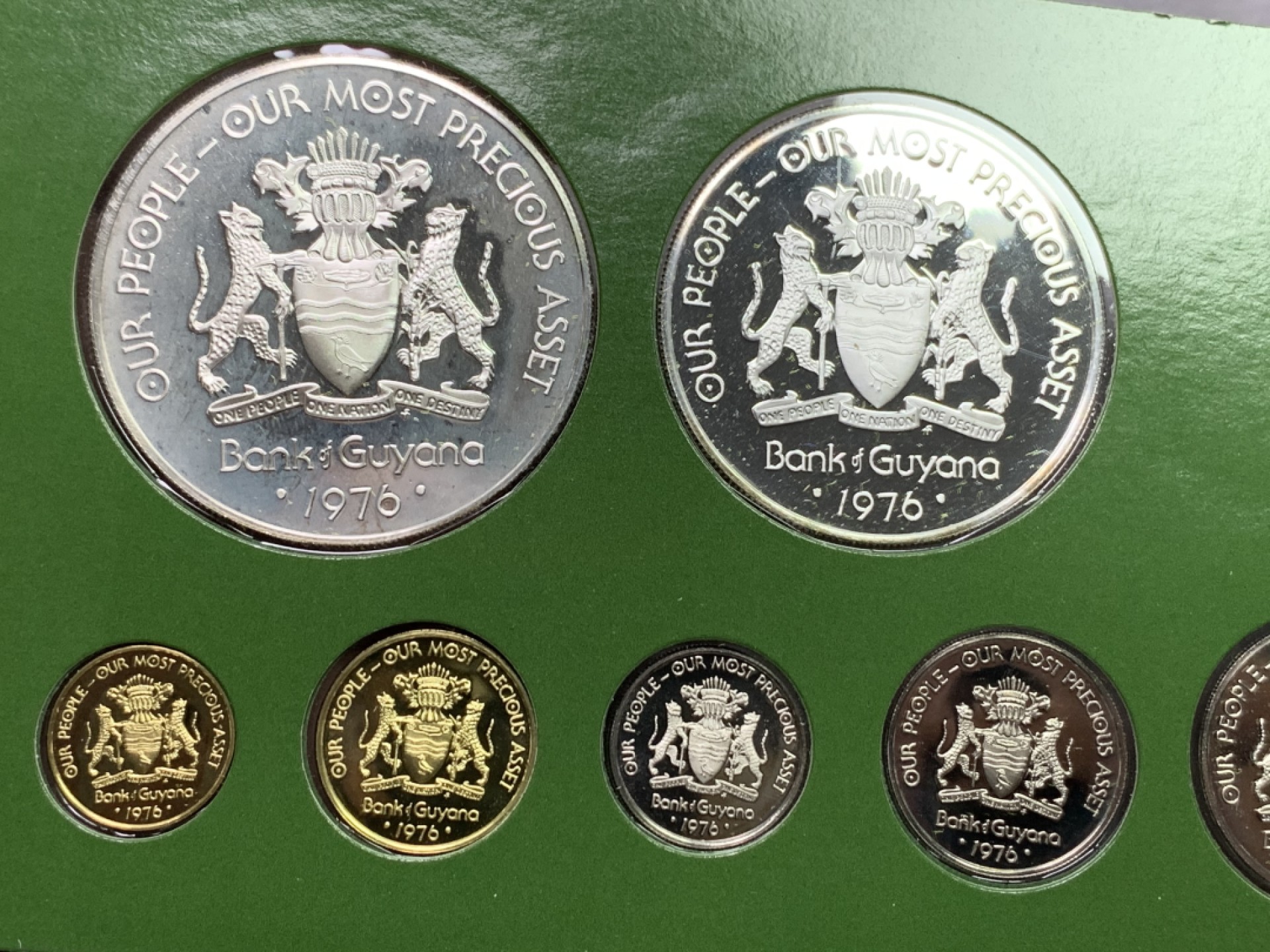 《竞宝斋》第151场-周日，周一，周四 3场 (全场包邮) 原盒 圭亚那 1976年 八枚套精制币 其中最大两枚5和10元是银币