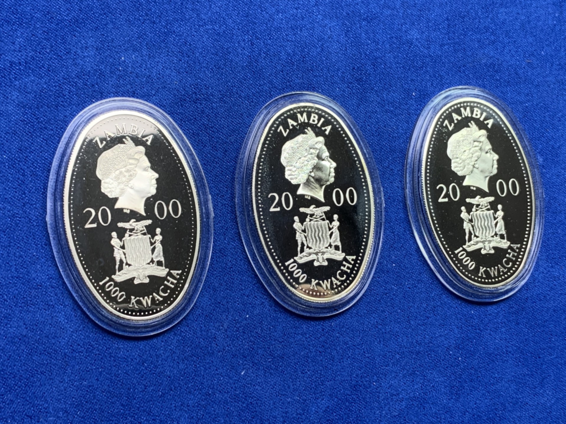 《竞宝斋》第151场-周日，周一，周四 3场 (全场包邮) 原盒 赞比亚2000年 女王母亲三枚套 椭圆形 1000K 镍币 非常漂亮 少见品种