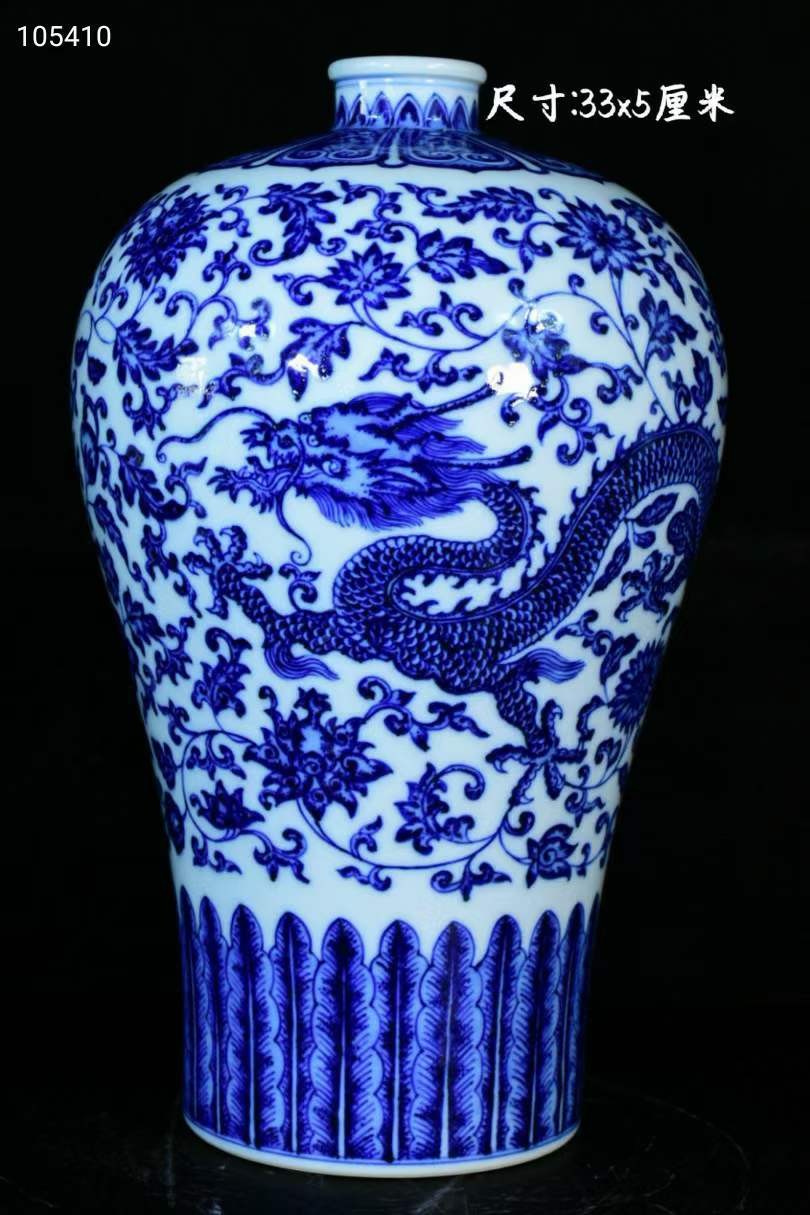 旧藏大清乾隆年制青花龙纹梅瓶，器型规整精致，青花发色深沉纯正，纯手绘画工，品相完美如图 旧藏大清乾隆年制青花龙纹梅瓶，器型规整精致，青花发色深沉纯正，纯手绘画工，品相完美如图