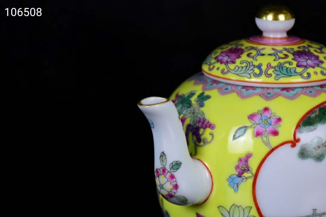 大清雍正年制珐琅彩开光人物茶壶，器型规整精致，画工精细，纯手绘画工 大清雍正年制珐琅彩开光人物茶壶，器型规整精致，画工精细，纯手绘画工