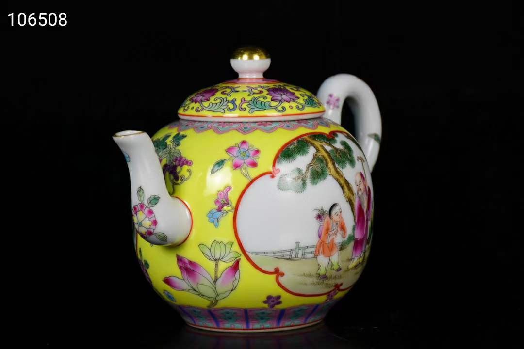 大清雍正年制珐琅彩开光人物茶壶，器型规整精致，画工精细，纯手绘画工 大清雍正年制珐琅彩开光人物茶壶，器型规整精致，画工精细，纯手绘画工