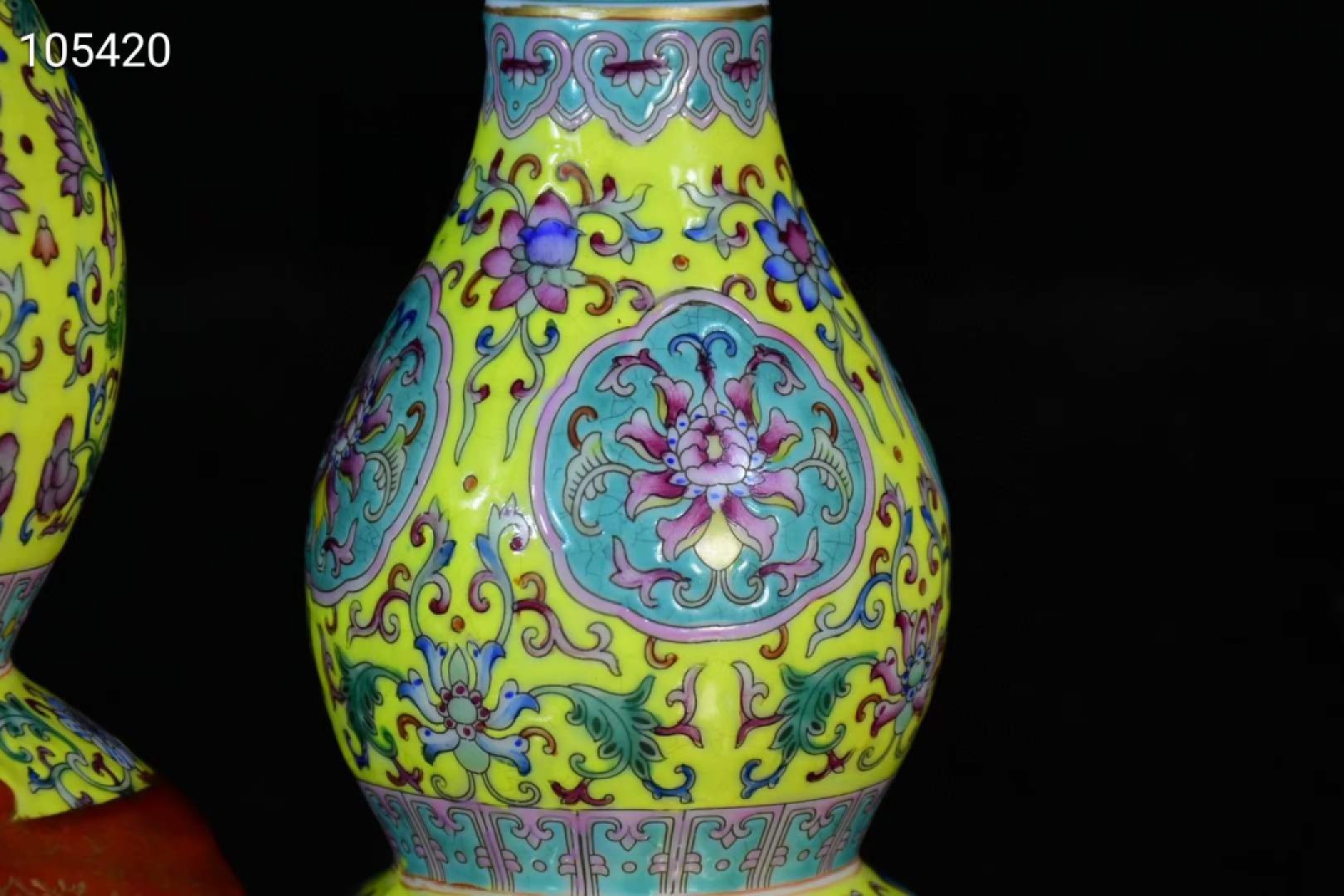 旧藏大清乾隆年制珐琅彩链体包袱葫芦瓶，造型独特，器型规整精致，品相完美如图 旧藏大清乾隆年制珐琅彩链体包袱葫芦瓶，造型独特，器型规整精致，品相完美如图