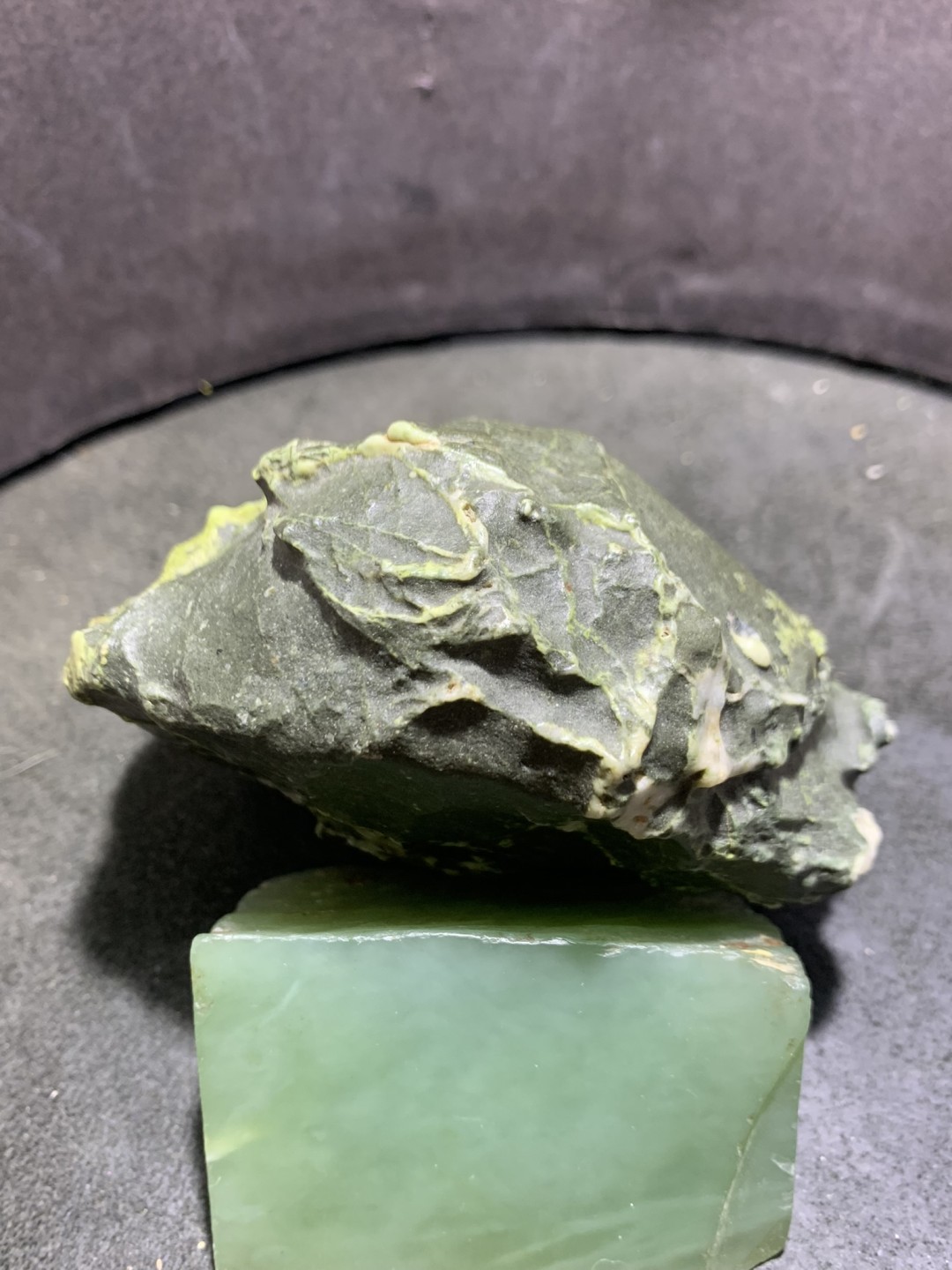精美戈壁绿风凌石原石摆件.（把件）一块，