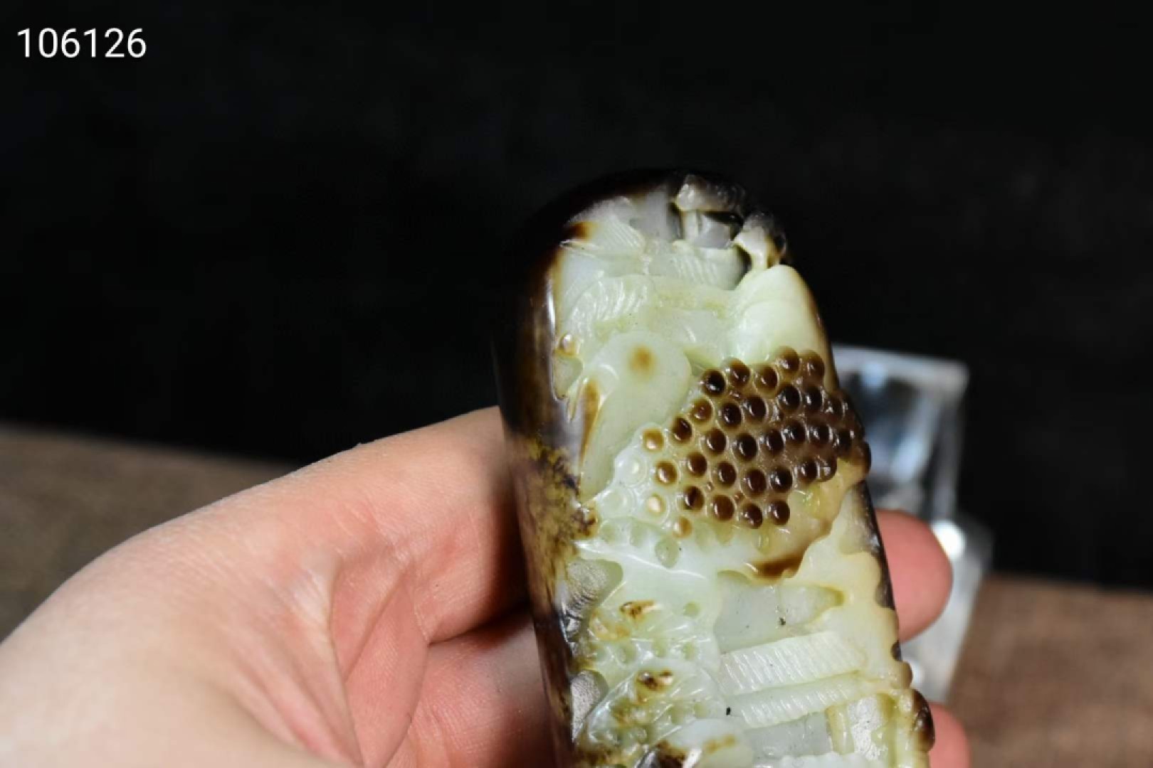 旧藏新疆和田玉籽料黑皮原石雕刻山水人物挂件，玉质细腻油润，雕刻精细，纯手工雕刻，深浮雕工艺，品相完美如图