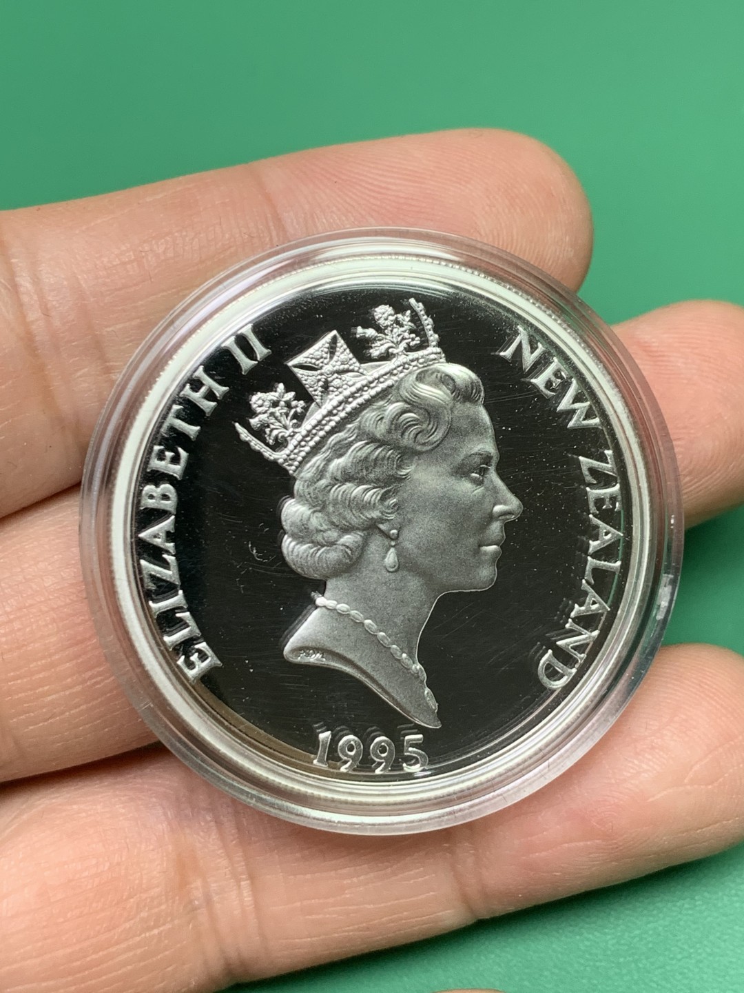 《竞宝斋》第151场-周日，周一，周四 3场 (全场包邮) 原盒 新西兰 1995年 勇敢者系列 20美元精制大银币 31.1克 发行量只有3500枚 镀金头像