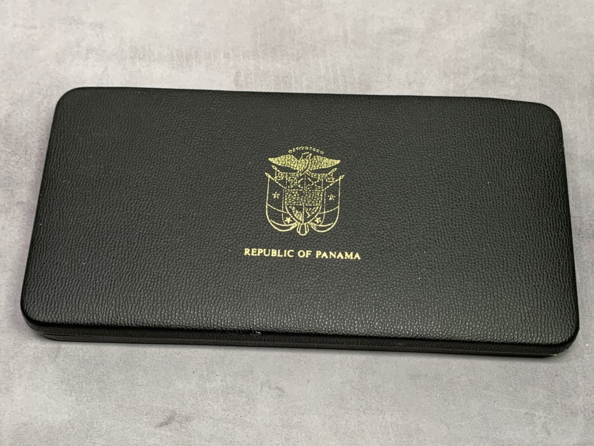 《竞宝斋》第151场-周日，周一，周四 3场 (全场包邮) 原盒 巴拿马1975年 九枚套精制币 1元26.73克/5元35.12克/20元129.59克都是92.5%银 这品种也是暴涨了