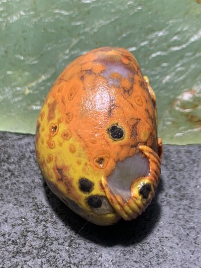 精美亚光原皮天眼纹战国红玛瑙雕刻手工俏色巧雕鲤鱼吊坠一个， 精美亚光原皮天眼纹战国红玛瑙雕刻手工俏色巧雕鲤鱼吊坠一个，