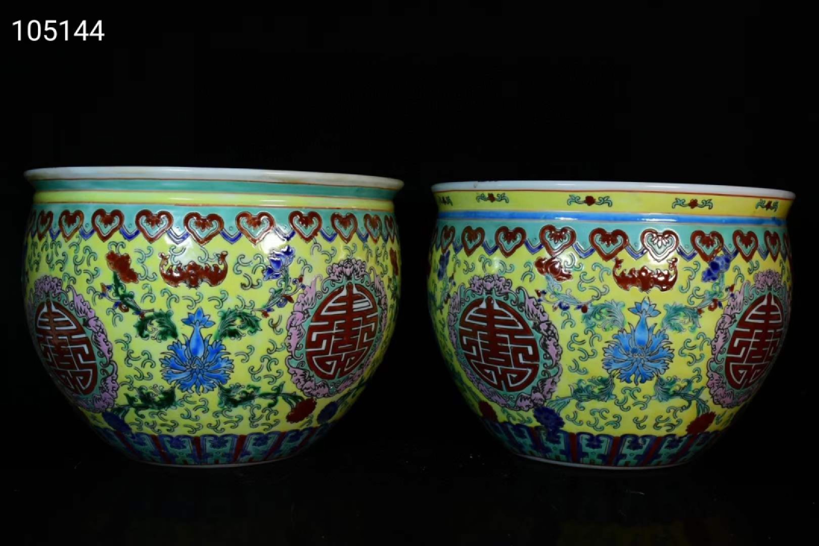 旧藏大清乾隆年制珐琅彩寿字卷缸一对 旧藏大清乾隆年制珐琅彩寿字卷缸一对