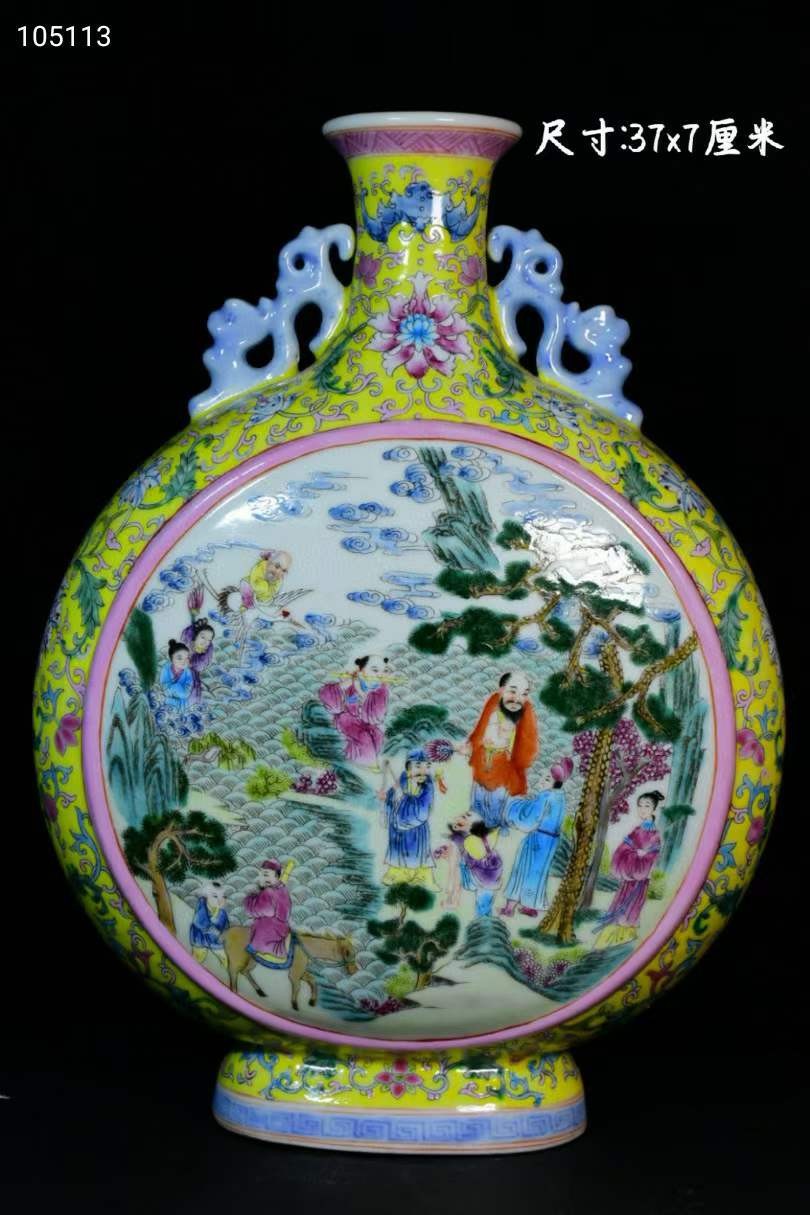 旧藏大清乾隆年制珐琅彩人物抱月瓶，器型规整精致，画工精细，纯