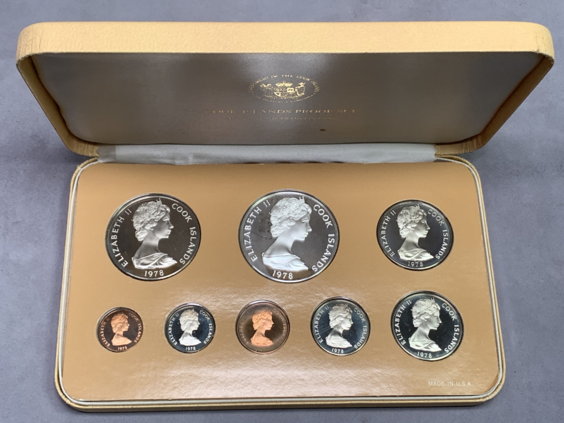 《竞宝斋》第151场-周日，周一，周四 3场 (全场包邮) 原盒 库克群岛1978年 八枚套精制币 其中最大的五元是大银币