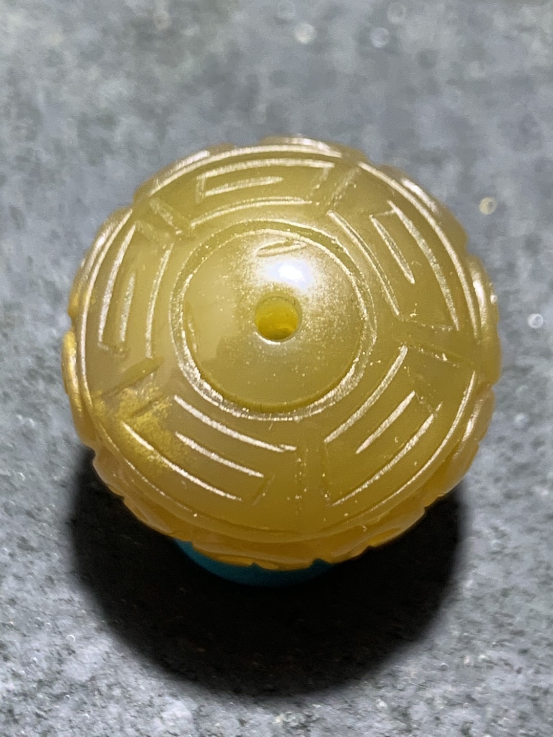 精美高润度冻料飘金沙蒙料战国红雕刻2.1回纹珠子一颗，