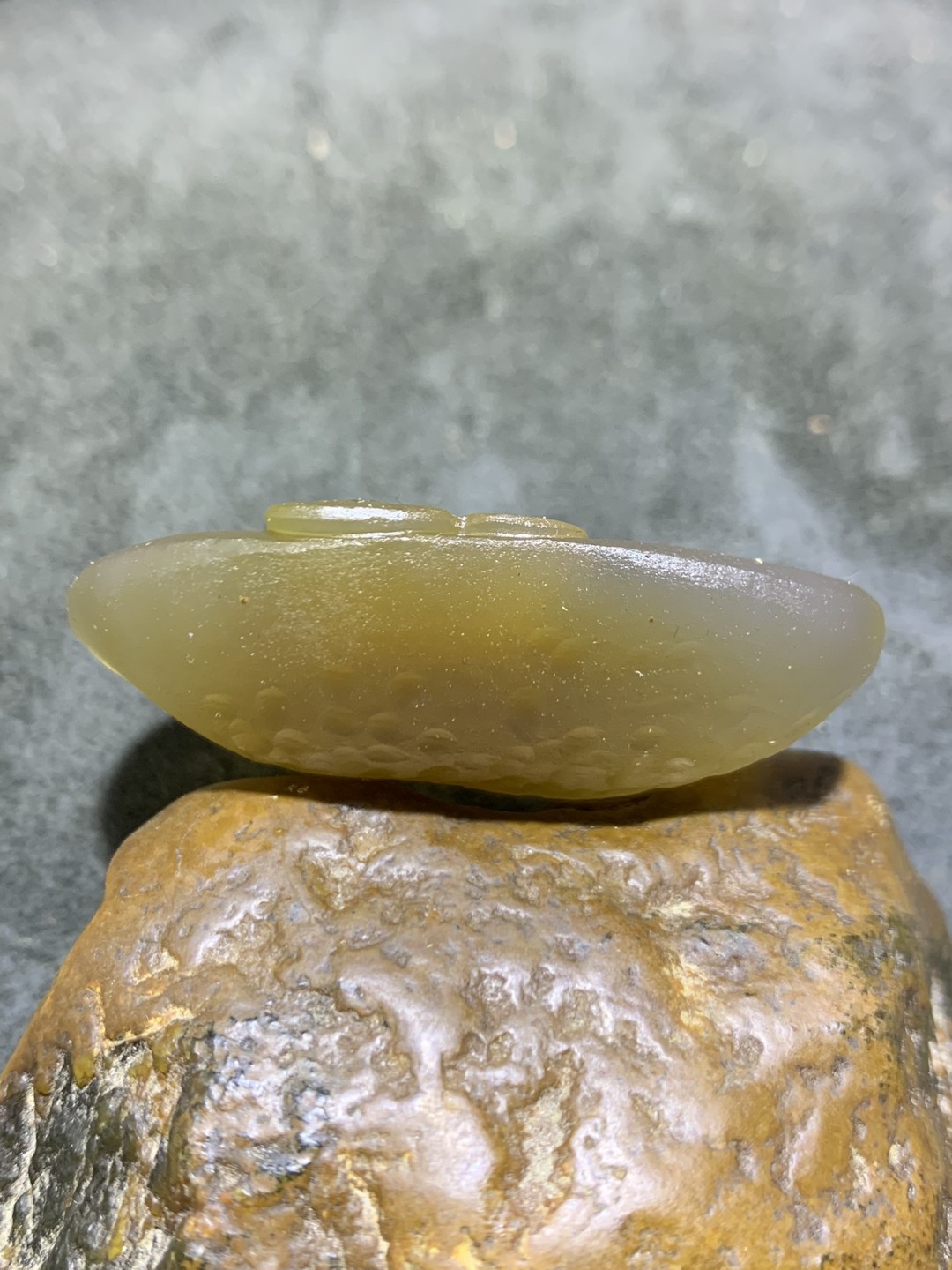 精美蒙料战国红玛瑙高润度俏色巧雕甜蜜蜜吊坠一个！